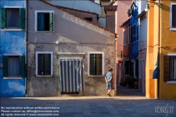 Viennaslide-06882140 Burano, venetisch Buran, ist mit einer Fläche von mehr als 21 ha eine der größeren und mit über 2700 Einwohnern eine der am dichtesten besiedelten Inseln in der Lagune von Venedig. Burano liegt nordöstlich des historischen Zentrums von Venedig. Eigentlich handelt es sich um eine Gruppe von vier, früher fünf nahe beisammenliegenden und durch acht Brücken verbundenen Inseln.