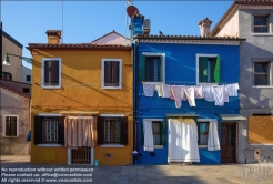 Viennaslide-06882142 Burano, venetisch Buran, ist mit einer Fläche von mehr als 21 ha eine der größeren und mit über 2700 Einwohnern eine der am dichtesten besiedelten Inseln in der Lagune von Venedig. Burano liegt nordöstlich des historischen Zentrums von Venedig. Eigentlich handelt es sich um eine Gruppe von vier, früher fünf nahe beisammenliegenden und durch acht Brücken verbundenen Inseln.