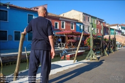 Viennaslide-06882144 Burano, venetisch Buran, ist mit einer Fläche von mehr als 21 ha eine der größeren und mit über 2700 Einwohnern eine der am dichtesten besiedelten Inseln in der Lagune von Venedig. Burano liegt nordöstlich des historischen Zentrums von Venedig. Eigentlich handelt es sich um eine Gruppe von vier, früher fünf nahe beisammenliegenden und durch acht Brücken verbundenen Inseln.