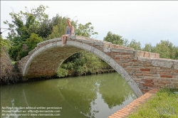 Viennaslide-06884135 Torcello ist eine Insel in der laguna morta, dem nördlichen Teil der Lagune von Venedig, in dem die Gezeiten nicht mehr bemerkbar sind. Torcello war von 638 bis 689 Sitz des Bischofs von Altinum und gewann schnell an Bedeutung als Zentrum von Politik und Handel. Zwar besteht heute nur noch eine Kirche, nämlich die Kathedrale, aber im Frühmittelalter entstanden darüber hinaus das Benediktinerkloster San Giovanni Evangelista, sowie die Kirche Sant’Andrea (Apostolo) di Torcello. Beide werden nur im Chronicon Altinate erwähnt.