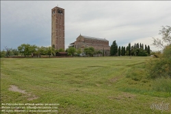 Viennaslide-06884140 Torcello ist eine Insel in der laguna morta, dem nördlichen Teil der Lagune von Venedig, in dem die Gezeiten nicht mehr bemerkbar sind. Torcello war von 638 bis 689 Sitz des Bischofs von Altinum und gewann schnell an Bedeutung als Zentrum von Politik und Handel. Zwar besteht heute nur noch eine Kirche, nämlich die Kathedrale, aber im Frühmittelalter entstanden darüber hinaus das Benediktinerkloster San Giovanni Evangelista, sowie die Kirche Sant’Andrea (Apostolo) di Torcello. Beide werden nur im Chronicon Altinate erwähnt.