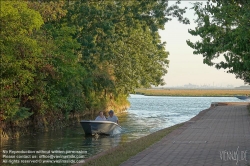 Viennaslide-06884141 Torcello ist eine Insel in der laguna morta, dem nördlichen Teil der Lagune von Venedig, in dem die Gezeiten nicht mehr bemerkbar sind. Torcello war von 638 bis 689 Sitz des Bischofs von Altinum und gewann schnell an Bedeutung als Zentrum von Politik und Handel. Zwar besteht heute nur noch eine Kirche, nämlich die Kathedrale, aber im Frühmittelalter entstanden darüber hinaus das Benediktinerkloster San Giovanni Evangelista, sowie die Kirche Sant’Andrea (Apostolo) di Torcello. Beide werden nur im Chronicon Altinate erwähnt.