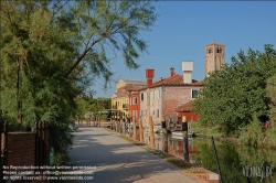 Viennaslide-06884142 Torcello ist eine Insel in der laguna morta, dem nördlichen Teil der Lagune von Venedig, in dem die Gezeiten nicht mehr bemerkbar sind. Torcello war von 638 bis 689 Sitz des Bischofs von Altinum und gewann schnell an Bedeutung als Zentrum von Politik und Handel. Zwar besteht heute nur noch eine Kirche, nämlich die Kathedrale, aber im Frühmittelalter entstanden darüber hinaus das Benediktinerkloster San Giovanni Evangelista, sowie die Kirche Sant’Andrea (Apostolo) di Torcello. Beide werden nur im Chronicon Altinate erwähnt.