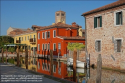 Viennaslide-06884143 Torcello ist eine Insel in der laguna morta, dem nördlichen Teil der Lagune von Venedig, in dem die Gezeiten nicht mehr bemerkbar sind. Torcello war von 638 bis 689 Sitz des Bischofs von Altinum und gewann schnell an Bedeutung als Zentrum von Politik und Handel. Zwar besteht heute nur noch eine Kirche, nämlich die Kathedrale, aber im Frühmittelalter entstanden darüber hinaus das Benediktinerkloster San Giovanni Evangelista, sowie die Kirche Sant’Andrea (Apostolo) di Torcello. Beide werden nur im Chronicon Altinate erwähnt.