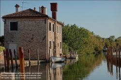 Viennaslide-06884144 Torcello ist eine Insel in der laguna morta, dem nördlichen Teil der Lagune von Venedig, in dem die Gezeiten nicht mehr bemerkbar sind. Torcello war von 638 bis 689 Sitz des Bischofs von Altinum und gewann schnell an Bedeutung als Zentrum von Politik und Handel. Zwar besteht heute nur noch eine Kirche, nämlich die Kathedrale, aber im Frühmittelalter entstanden darüber hinaus das Benediktinerkloster San Giovanni Evangelista, sowie die Kirche Sant’Andrea (Apostolo) di Torcello. Beide werden nur im Chronicon Altinate erwähnt.