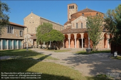 Viennaslide-06884145 Torcello ist eine Insel in der laguna morta, dem nördlichen Teil der Lagune von Venedig, in dem die Gezeiten nicht mehr bemerkbar sind. Torcello war von 638 bis 689 Sitz des Bischofs von Altinum und gewann schnell an Bedeutung als Zentrum von Politik und Handel. Zwar besteht heute nur noch eine Kirche, nämlich die Kathedrale, aber im Frühmittelalter entstanden darüber hinaus das Benediktinerkloster San Giovanni Evangelista, sowie die Kirche Sant’Andrea (Apostolo) di Torcello. Beide werden nur im Chronicon Altinate erwähnt.