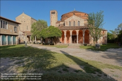 Viennaslide-06884146 Torcello ist eine Insel in der laguna morta, dem nördlichen Teil der Lagune von Venedig, in dem die Gezeiten nicht mehr bemerkbar sind. Torcello war von 638 bis 689 Sitz des Bischofs von Altinum und gewann schnell an Bedeutung als Zentrum von Politik und Handel. Zwar besteht heute nur noch eine Kirche, nämlich die Kathedrale, aber im Frühmittelalter entstanden darüber hinaus das Benediktinerkloster San Giovanni Evangelista, sowie die Kirche Sant’Andrea (Apostolo) di Torcello. Beide werden nur im Chronicon Altinate erwähnt.