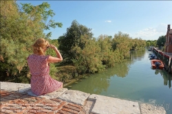 Viennaslide-06884156 Torcello ist eine Insel in der laguna morta, dem nördlichen Teil der Lagune von Venedig, in dem die Gezeiten nicht mehr bemerkbar sind. Torcello war von 638 bis 689 Sitz des Bischofs von Altinum und gewann schnell an Bedeutung als Zentrum von Politik und Handel. Zwar besteht heute nur noch eine Kirche, nämlich die Kathedrale, aber im Frühmittelalter entstanden darüber hinaus das Benediktinerkloster San Giovanni Evangelista, sowie die Kirche Sant’Andrea (Apostolo) di Torcello. Beide werden nur im Chronicon Altinate erwähnt.