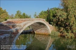 Viennaslide-06884157 Torcello ist eine Insel in der laguna morta, dem nördlichen Teil der Lagune von Venedig, in dem die Gezeiten nicht mehr bemerkbar sind. Torcello war von 638 bis 689 Sitz des Bischofs von Altinum und gewann schnell an Bedeutung als Zentrum von Politik und Handel. Zwar besteht heute nur noch eine Kirche, nämlich die Kathedrale, aber im Frühmittelalter entstanden darüber hinaus das Benediktinerkloster San Giovanni Evangelista, sowie die Kirche Sant’Andrea (Apostolo) di Torcello. Beide werden nur im Chronicon Altinate erwähnt.