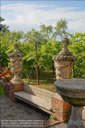 Viennaslide-06884158 Torcello ist eine Insel in der laguna morta, dem nördlichen Teil der Lagune von Venedig, in dem die Gezeiten nicht mehr bemerkbar sind. Torcello war von 638 bis 689 Sitz des Bischofs von Altinum und gewann schnell an Bedeutung als Zentrum von Politik und Handel. Zwar besteht heute nur noch eine Kirche, nämlich die Kathedrale, aber im Frühmittelalter entstanden darüber hinaus das Benediktinerkloster San Giovanni Evangelista, sowie die Kirche Sant’Andrea (Apostolo) di Torcello. Beide werden nur im Chronicon Altinate erwähnt.