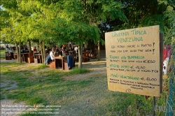 Viennaslide-06884160 Torcello ist eine Insel in der laguna morta, dem nördlichen Teil der Lagune von Venedig, in dem die Gezeiten nicht mehr bemerkbar sind. Torcello war von 638 bis 689 Sitz des Bischofs von Altinum und gewann schnell an Bedeutung als Zentrum von Politik und Handel. Zwar besteht heute nur noch eine Kirche, nämlich die Kathedrale, aber im Frühmittelalter entstanden darüber hinaus das Benediktinerkloster San Giovanni Evangelista, sowie die Kirche Sant’Andrea (Apostolo) di Torcello. Beide werden nur im Chronicon Altinate erwähnt.