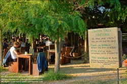 Viennaslide-06884161 Torcello ist eine Insel in der laguna morta, dem nördlichen Teil der Lagune von Venedig, in dem die Gezeiten nicht mehr bemerkbar sind. Torcello war von 638 bis 689 Sitz des Bischofs von Altinum und gewann schnell an Bedeutung als Zentrum von Politik und Handel. Zwar besteht heute nur noch eine Kirche, nämlich die Kathedrale, aber im Frühmittelalter entstanden darüber hinaus das Benediktinerkloster San Giovanni Evangelista, sowie die Kirche Sant’Andrea (Apostolo) di Torcello. Beide werden nur im Chronicon Altinate erwähnt.