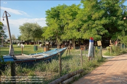 Viennaslide-06884164 Torcello ist eine Insel in der laguna morta, dem nördlichen Teil der Lagune von Venedig, in dem die Gezeiten nicht mehr bemerkbar sind. Torcello war von 638 bis 689 Sitz des Bischofs von Altinum und gewann schnell an Bedeutung als Zentrum von Politik und Handel. Zwar besteht heute nur noch eine Kirche, nämlich die Kathedrale, aber im Frühmittelalter entstanden darüber hinaus das Benediktinerkloster San Giovanni Evangelista, sowie die Kirche Sant’Andrea (Apostolo) di Torcello. Beide werden nur im Chronicon Altinate erwähnt.