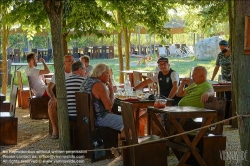 Viennaslide-06884168 Torcello ist eine Insel in der laguna morta, dem nördlichen Teil der Lagune von Venedig, in dem die Gezeiten nicht mehr bemerkbar sind. Torcello war von 638 bis 689 Sitz des Bischofs von Altinum und gewann schnell an Bedeutung als Zentrum von Politik und Handel. Zwar besteht heute nur noch eine Kirche, nämlich die Kathedrale, aber im Frühmittelalter entstanden darüber hinaus das Benediktinerkloster San Giovanni Evangelista, sowie die Kirche Sant’Andrea (Apostolo) di Torcello. Beide werden nur im Chronicon Altinate erwähnt.