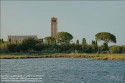 Viennaslide-06884171 Torcello ist eine Insel in der laguna morta, dem nördlichen Teil der Lagune von Venedig, in dem die Gezeiten nicht mehr bemerkbar sind. Torcello war von 638 bis 689 Sitz des Bischofs von Altinum und gewann schnell an Bedeutung als Zentrum von Politik und Handel. Zwar besteht heute nur noch eine Kirche, nämlich die Kathedrale, aber im Frühmittelalter entstanden darüber hinaus das Benediktinerkloster San Giovanni Evangelista, sowie die Kirche Sant’Andrea (Apostolo) di Torcello. Beide werden nur im Chronicon Altinate erwähnt.