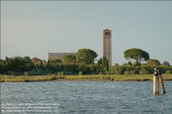 Viennaslide-06884172 Torcello ist eine Insel in der laguna morta, dem nördlichen Teil der Lagune von Venedig, in dem die Gezeiten nicht mehr bemerkbar sind. Torcello war von 638 bis 689 Sitz des Bischofs von Altinum und gewann schnell an Bedeutung als Zentrum von Politik und Handel. Zwar besteht heute nur noch eine Kirche, nämlich die Kathedrale, aber im Frühmittelalter entstanden darüber hinaus das Benediktinerkloster San Giovanni Evangelista, sowie die Kirche Sant’Andrea (Apostolo) di Torcello. Beide werden nur im Chronicon Altinate erwähnt.