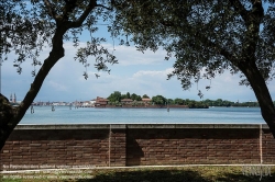 Viennaslide-06888116 San Lazzaro degli Armeni ist eine kleine Insel in der Lagune von Venedig.
Sie liegt unmittelbar im Westen des Lido und beherbergt ein Kloster, das als Mutterhaus des Mechitaristenordens die Insel zu einem der weltweit bedeutendsten Zentren der armenischen Kultur gemacht hat.