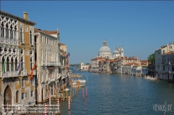 Viennaslide-06897810 Venedig, Canal Grande ohne Verkehr, Blick auf Santa Maria della Salute, Krise der Tourismusindustrie wegen der CoVid-19 Maßnahmen // Venice, Canal Grande without Traffic, Santa Maria della Salute, Tourism Crisis due to the CoVid-19 Measurements