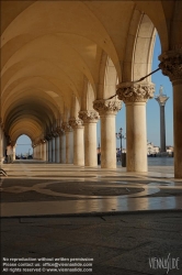 Viennaslide-06897823 Venedig, Markusplatz, Krise der Tourismusindustrie wegen der CoVid-19 Maßnahmen // Venice, Piazza San Marco, Tourism Crisis due to the CoVid-19 Measurements