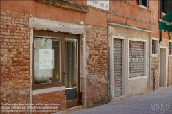 Viennaslide-06897834 Venedig, nach Covidkrise geschlossenes Geschäft // Venice, Closed Shop after Covid Crisis