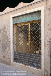 Viennaslide-06897837 Venedig, nach Covidkrise geschlossenes Geschäft // Venice, Closed Shop after Covid Crisis