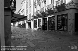 Viennaslide-06897927 Venedig, Luxusgeschäfte, Krise der Tourismusindustrie wegen der CoVid-19 Maßnahmen // Venice, Luxury Shops, Tourism Crisis due to the CoVid-19 Measurements