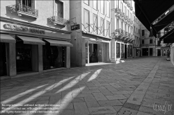 Viennaslide-06897928 Venedig, Luxusgeschäfte, Krise der Tourismusindustrie wegen der CoVid-19 Maßnahmen // Venice, Luxury Shops, Tourism Crisis due to the CoVid-19 Measurements