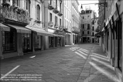 Viennaslide-06897929 Venedig, Luxusgeschäfte, Krise der Tourismusindustrie wegen der CoVid-19 Maßnahmen // Venice, Luxury Shops, Tourism Crisis due to the CoVid-19 Measurements