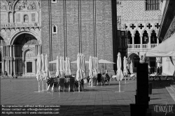 Viennaslide-06897931 Venedig, Markusplatz, das geschlossene Cafe Florian, Krise der Tourismusindustrie wegen der CoVid-19 Maßnahmen // Venice, Piazza San Marco, the closed Cafe Florian, Tourism Crisis due to the CoVid-19 Measurements