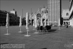 Viennaslide-06897937 Venedig, Markusplatz, das geschlossene Cafe Florian, Krise der Tourismusindustrie wegen der CoVid-19 Maßnahmen // Venice, Piazza San Marco, the closed Cafe Florian, Tourism Crisis due to the CoVid-19 Measurements