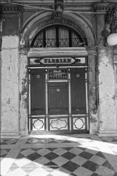 Viennaslide-06897939 Venedig, Markusplatz, das geschlossene Cafe Florian, Krise der Tourismusindustrie wegen der CoVid-19 Maßnahmen // Venice, Piazza San Marco, the closed Cafe Florian, Tourism Crisis due to the CoVid-19 Measurements