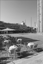 Viennaslide-06897943 Venedig, Markusplatz, das geschlossene Cafe Florian, Krise der Tourismusindustrie wegen der CoVid-19 Maßnahmen // Venice, Piazza San Marco, the closed Cafe Florian, Tourism Crisis due to the CoVid-19 Measurements