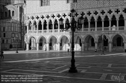 Viennaslide-06897946 Venedig, Markusplatz, Krise der Tourismusindustrie wegen der CoVid-19 Maßnahmen // Venice, Piazza San Marco, Tourism Crisis due to the CoVid-19 Measurements