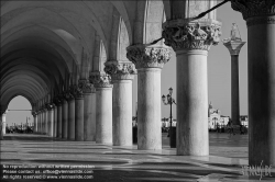 Viennaslide-06897960 Venedig, Markusplatz, Krise der Tourismusindustrie wegen der CoVid-19 Maßnahmen // Venice, Piazza San Marco, Tourism Crisis due to the CoVid-19 Measurements