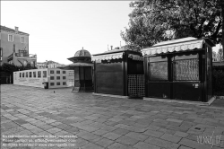 Viennaslide-06897963 Venedig, geschlossene verkaufsstände an der Ponte dell’Accademia, Krise der Tourismusindustrie wegen der CoVid-19 Maßnahmen // Venice, Closed Shops near Ponte dell’Accademia, Tourism Crisis due to the CoVid-19 Measurements