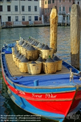 Viennaslide-06898108 Venedig, Boot mit Weinflaschen am Markt - Venice, Boat with Wine Bottles at the Market