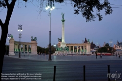 Viennaslide-07313210 Auf dem Heldenplatz (ungarisch: Hősök tere) in der ungarischen Hauptstadt Budapest dominieren das Millenniums- und das Heldendenkmal, umgeben von der Kolonnade. Zu finden ist der Platz im Stadtteil Pest. Dort markiert er das Ende der Andrássy út.