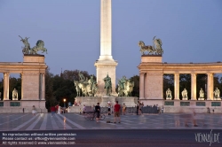 Viennaslide-07313212 Auf dem Heldenplatz (ungarisch: Hősök tere) in der ungarischen Hauptstadt Budapest dominieren das Millenniums- und das Heldendenkmal, umgeben von der Kolonnade. Zu finden ist der Platz im Stadtteil Pest. Dort markiert er das Ende der Andrássy út.