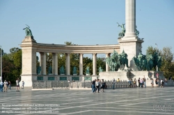 Viennaslide-07313213 Auf dem Heldenplatz (ungarisch: Hősök tere) in der ungarischen Hauptstadt Budapest dominieren das Millenniums- und das Heldendenkmal, umgeben von der Kolonnade. Zu finden ist der Platz im Stadtteil Pest. Dort markiert er das Ende der Andrássy út.
