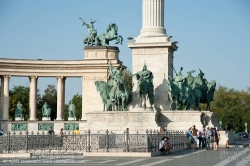 Viennaslide-07313215 Auf dem Heldenplatz (ungarisch: Hősök tere) in der ungarischen Hauptstadt Budapest dominieren das Millenniums- und das Heldendenkmal, umgeben von der Kolonnade. Zu finden ist der Platz im Stadtteil Pest. Dort markiert er das Ende der Andrássy út.