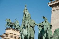 Viennaslide-07313216 Auf dem Heldenplatz (ungarisch: Hősök tere) in der ungarischen Hauptstadt Budapest dominieren das Millenniums- und das Heldendenkmal, umgeben von der Kolonnade. Zu finden ist der Platz im Stadtteil Pest. Dort markiert er das Ende der Andrássy út.