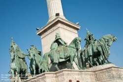 Viennaslide-07313217 Auf dem Heldenplatz (ungarisch: Hősök tere) in der ungarischen Hauptstadt Budapest dominieren das Millenniums- und das Heldendenkmal, umgeben von der Kolonnade. Zu finden ist der Platz im Stadtteil Pest. Dort markiert er das Ende der Andrássy út.