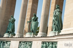 Viennaslide-07313218 Auf dem Heldenplatz (ungarisch: Hősök tere) in der ungarischen Hauptstadt Budapest dominieren das Millenniums- und das Heldendenkmal, umgeben von der Kolonnade. Zu finden ist der Platz im Stadtteil Pest. Dort markiert er das Ende der Andrássy út.