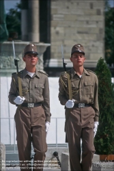 Viennaslide-07337012 Budapest, Hösök tere, Heldenplatz, Wachablöse // Budapest, Hösök tere, Change of Guards