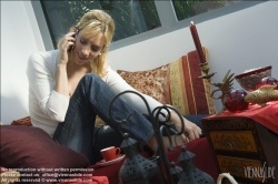 Viennaslide-61000015 Junge Frau telefoniert zu Hause im Wintergarten - Young Woman does a phone call at home