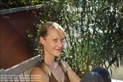 Viennaslide-61000036 Junge Frau auf der Terrasse - Young Woman in Garden