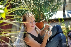 Viennaslide-61000037 Junge Frau auf der Terrasse - Young Woman in Garden