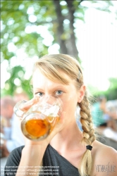 Viennaslide-61000042 Junge Frau trinkt Bier - Young Woman Drinking Beer