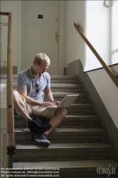 Viennaslide-62000001 Junger Mann mit Laptop im Stiegenhaus - Young Man with Laptop at Staircase