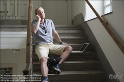 Viennaslide-62000002 Junger Mann mit Laptop im Stiegenhaus - Young Man with Laptop at Staircase